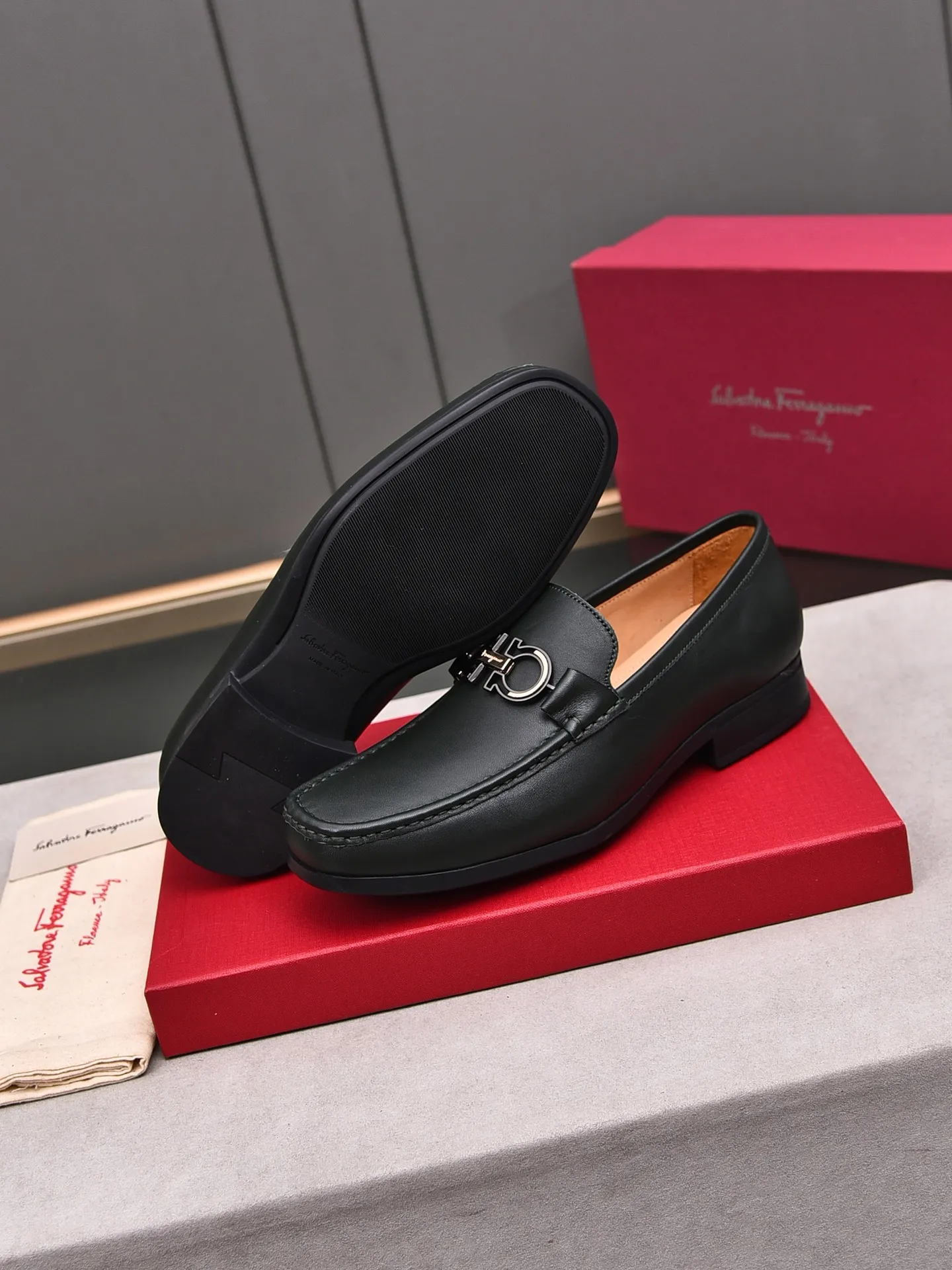Factory: 250 [Original running volume quality] Brand: Ferragamo (Ferragamo) Size: Men's size 38/44 (45 can be customized) Grade: Same style as the official website High-end quality men's shoes Material: Original first-layer calfskin Water-dyed cowhide lining Original outsole Style category: Men's fashion formal business casual leather shoes Slip-on men's shoes high-top series Young fashion European and American trends British style Casual matching Comfortable feet